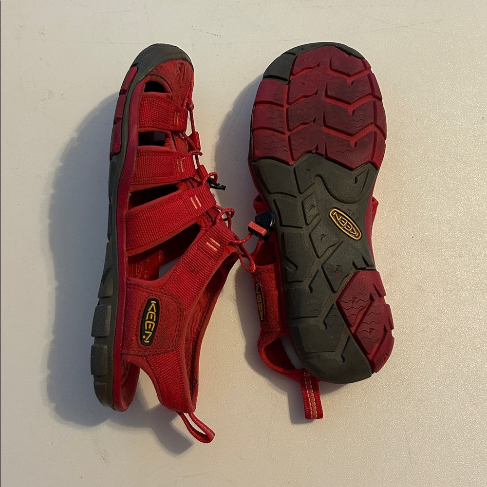 KEEN Women’s Vibrant Red hiking/water Sandals size 9 - Picture 3 of 4